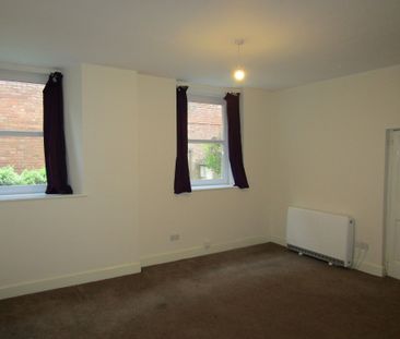 3 bed House - To Let - Photo 3