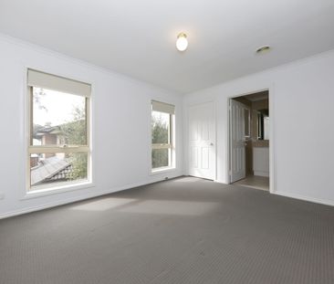 Spacious 3 Bedroom Family Townhouse, in Prime Location! - Photo 3