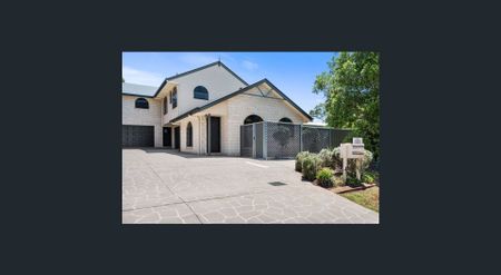 Townhouse with Ducted R/C Air Conditioning - Photo 5