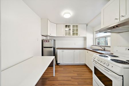 For Lease - 681 Scarlett Road Unit# Upper Level, Toronto, Ontario - Photo 2