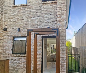 GLEN INNES Sunnymead Road fabulous two level one bedroom apartment ... - Photo 3