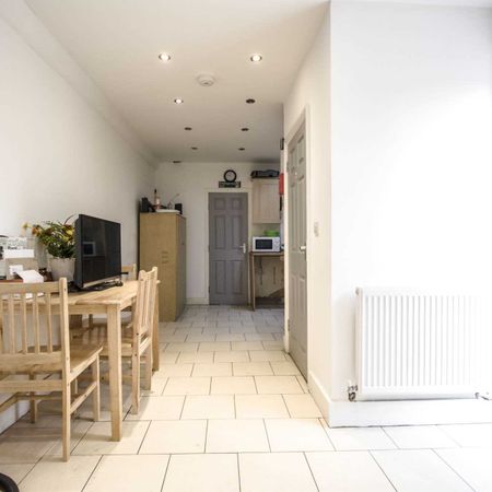 Price £800 pcm - Available Now - Furnished - Photo 4