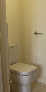 1 bedroom in a flat share to rent - Photo 3