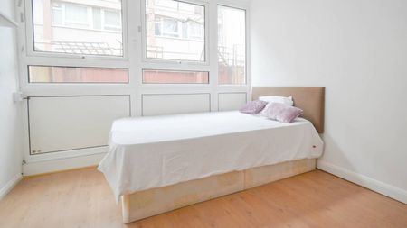 4 bedroom flat for rent - Photo 4