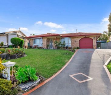 Nestled in one of Carrara's peaceful and family-friendly street, th... - Photo 1