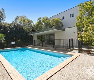 3 STOREY TOWNHOUSE 3 BED 2 BATH 1 POWDER 2 CAR GARAGE COMMUNAL POOL - Photo 3