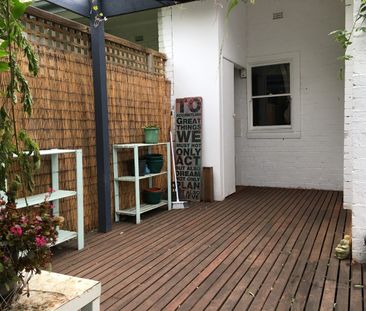 Renovated 2 bedroom Art Deco Mckinnon Zone - Photo 2