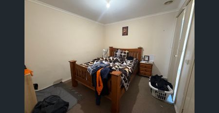 CHARMING FAMILY HOME WITH TWO LIVING ZONES - CONVENIENT & COMFORTABLE LIVING! - Photo 4