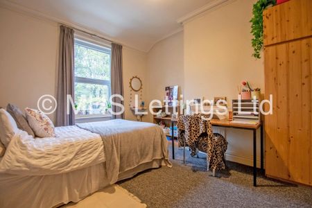 6 Bedroom Mid Terraced House for rent in Regent Park Avenue - Photo 3