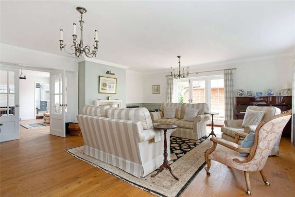 A charming and thoughtfully converted Grade II listed five-bedroom home, formerly the Blue Anchor pub, blending character and modern living in the heart of St Albans. - Photo 1