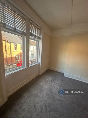3 bedroom flat to rent - Photo 5