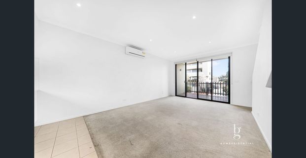 Modern 3-Bedroom Townhouse in Maidstone - Photo 1