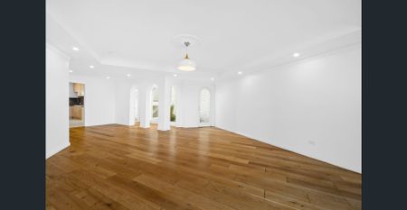 House-Sized Townhouse with Panoramic Harbour Views - Photo 4