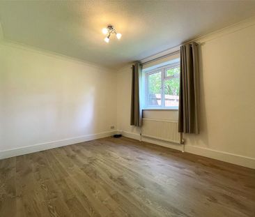 2 Bedroom Flat / Apartment - Saddleback Way, Fleet - Photo 6