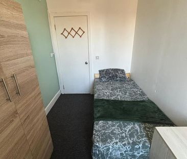 Room in a Shared Flat, Clubhouse, NW10 - Photo 4