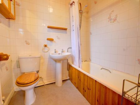 3 bedroom semi-detached house to rent - Photo 2