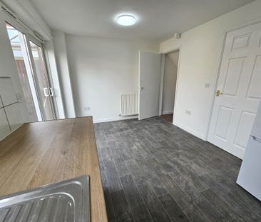 Price £1,300 pcm - Available Now - Unfurnished - Photo 2