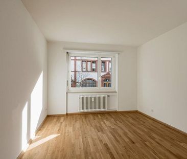 Urban apartment in a quiet side street - Photo 1