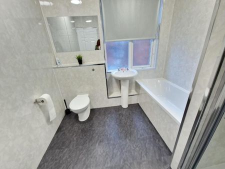 1 bedroom in a house share to rent - Photo 4