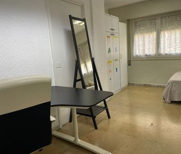 Carrer de Mallorca, Barcelona, Catalonia - Photo 3