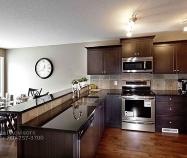 GREAT 3 BED, 2.5 BATH, 2 STOREY HALF DUPLEX W/ AN ATTACHED SINGLE G... - Photo 2