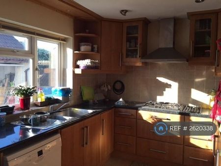 1 bedroom in a house share to rent - Photo 2