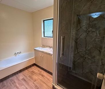 Charming 4BR Saint Clair Retreat - Photo 5