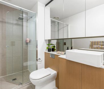 Peaceful Courtyard Retreat in a Vibrant Urban Setting - Photo 5