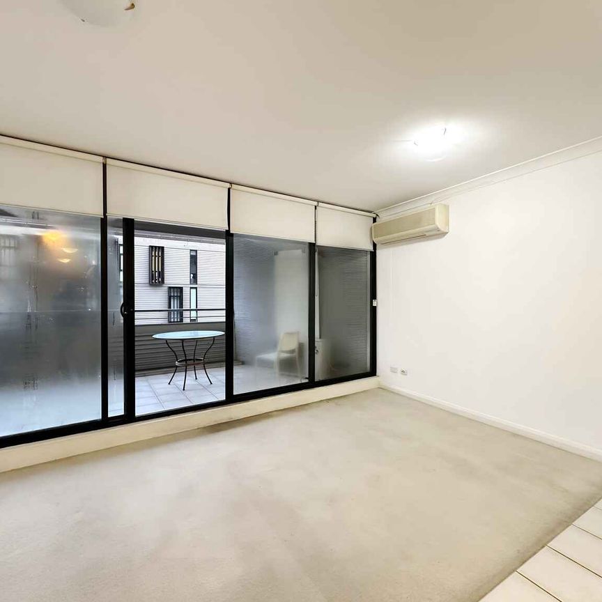 Spacious 1 bedroom unit - Photo 1