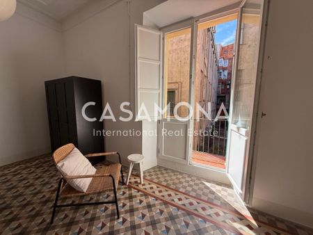 Spacious Designer Room with Balcony in 6-Bedroom El Born Apartment - Photo 4