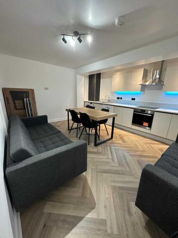 5 bedroom detached house to rent - Photo 2