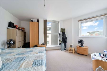 A spacious two-bedroom, two-bathroom apartment with an en suite is offered to let in the sought-after Royal Quay Development. - Photo 4