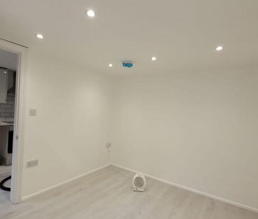 Studio to rent - Photo 6