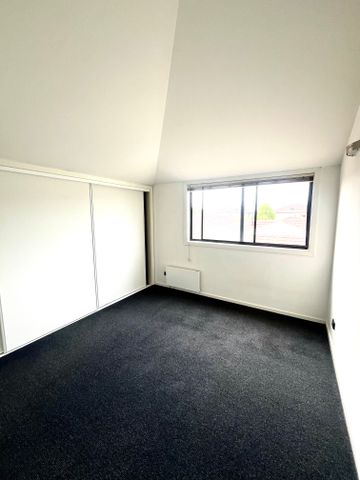 MODERN, TWO BEDROOM DOUBLE STOREY APARTMENT QUIETLY LOCATED. - Photo 4