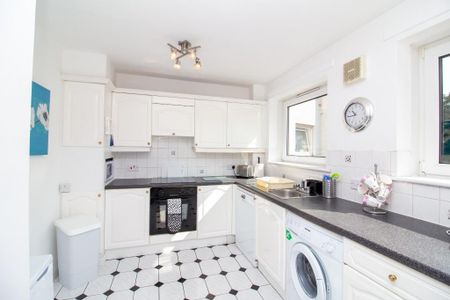 3 bedroom flat to rent - Photo 5
