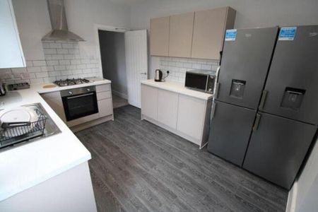 5 bedroom semi-detached house to rent - Photo 3