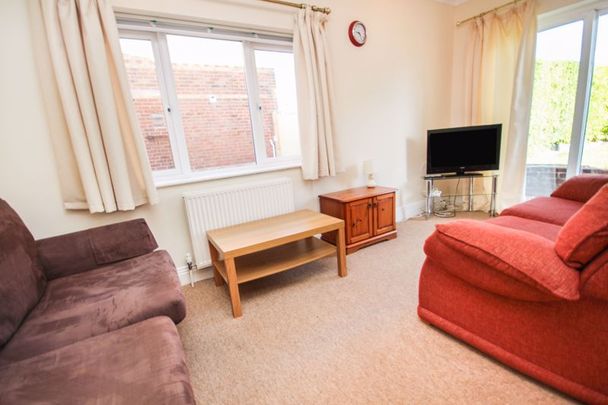 Student House, Winton - Photo 1