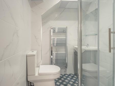 4 bedroom flat to rent - Photo 4