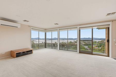 Beautiful 3-Bedroom Home with City & Water Views - Prime Sandy Bay Location - Photo 2