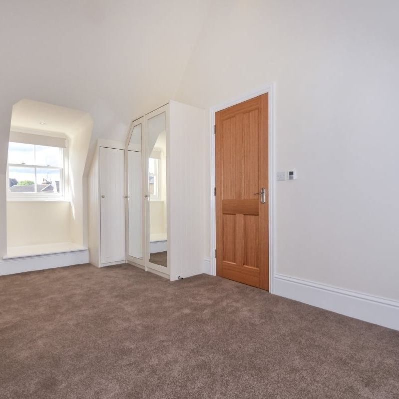 2 bedroom mews to rent - Photo 1