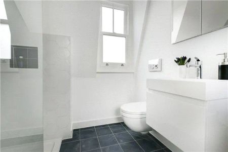 2 bedroom flat in London - Photo 4