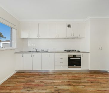 Spacious Living In The Heart Of Hackett - Photo 2