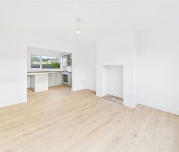 2 bedroom Semi-detached house to rent - Photo 2