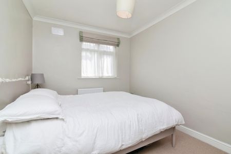 Three Bedroom Semi-Detached House in Chingford - Photo 5