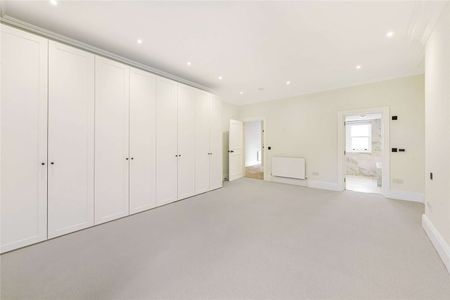 A recently renovated fourth floor flat (with lift) in this period block on Sloane Square. - Photo 4