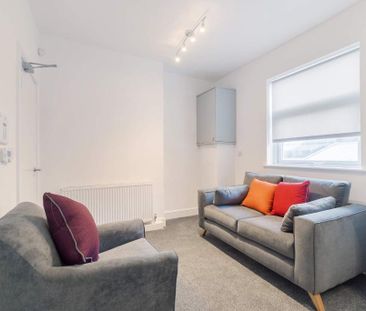 2 bedroom end of terrace house to rent - Photo 2