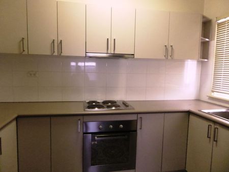 FANTASTIC THREE BEDROOM FAMILY HOME! - Photo 2