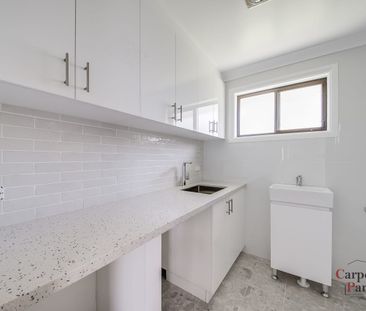 Charming 3-Bedroom Flat with Enclosed Yard and Carport. - Photo 5