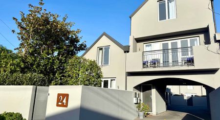 FULLY FURNISHED BEAUTIFULLY STYLED TOWNHOUSE IN PRIME LOCATION! - Photo 3