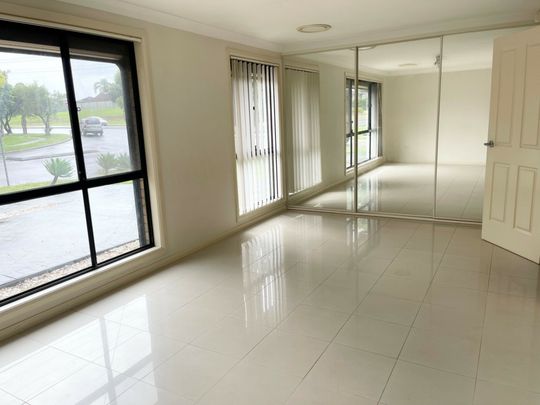 Well Presented 3 Bedroom Family Home Close to All Local Amenities! - Photo 1